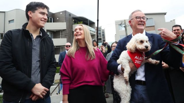 آنتونی آلبانیز، رهبر حزب کارگر استرالیا نخست وزیر آینده این کشور و سگش پس از پیروزی در شهر سیدنی