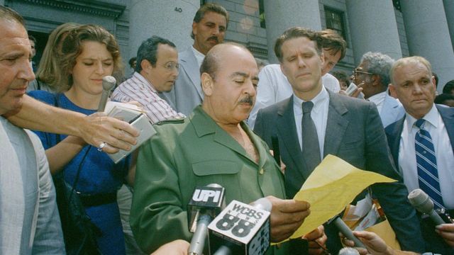 Khashoggi saliendo del tribunal en 1989.