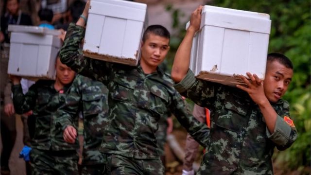 Militares em resgate na Tailândia