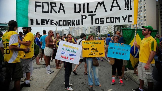 Manifestação no Rio de Janeiro, reúne milhares de manifestantes na orla da Praia de Copacabana em março de 2015