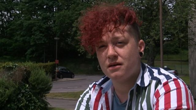 同性愛女性を描く舞台の俳優 同性愛嫌悪犯罪 の被害に 英南部 cニュース