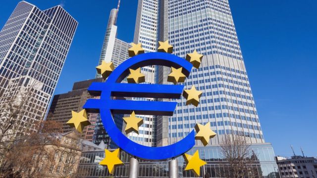 Símbolo del euro frente a la sede del Banco Central Europeo en Fráncfort