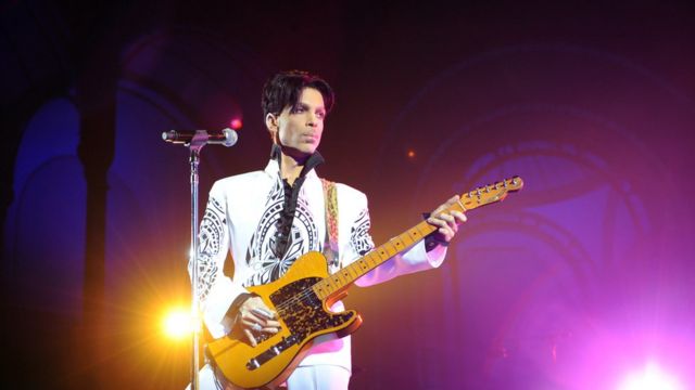 Le chanteur américain Prince sur scène au Grand Palais à Paris, le 11 octobre 2009.