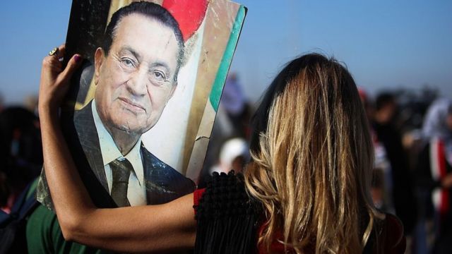 امرأة تحمل صورة مبارك