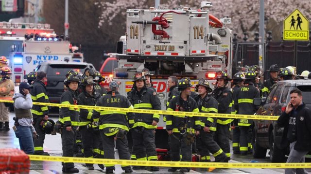 Bombeiros e policiais fazem barreira de isolamento perto de estação de metrô