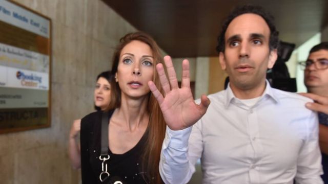 النائبة سينتيا زرازير أثناء دخولها فرع المصرف مع أحد محاميها