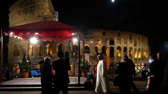El papa Francisco celebrando un Viacrucis, el viernes Santo.
