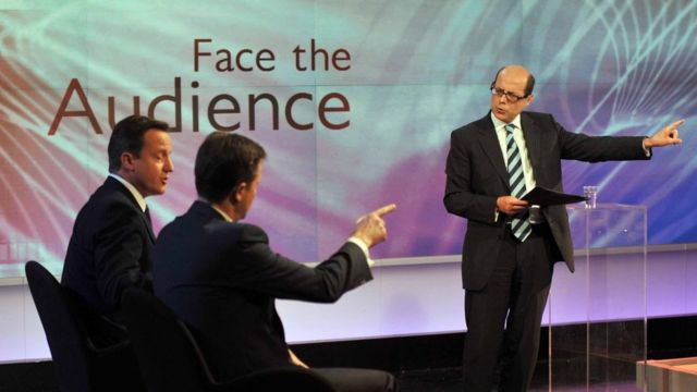 BBC记者尼克·罗宾逊（右）2010年6月23日主持节目，嘉宾是时任英国首相卡梅伦和副首相克莱格。