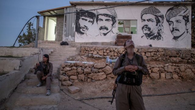اعضای کومله زحمتکشان کردستان ایران (کومله) در یکی از پایگاه‌های این گروه‌ در نزدیکی سلیمانیه عراق