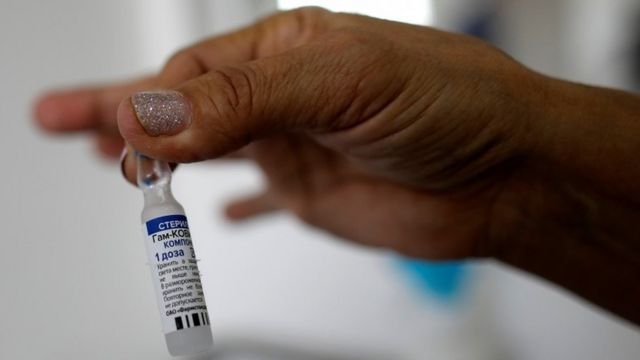 Un travailleur médical prépare une dose du vaccin Sputnik V contre la maladie du coronavirus (COVID-19) à Caracas, au Venezuela, le 9 avril 2021