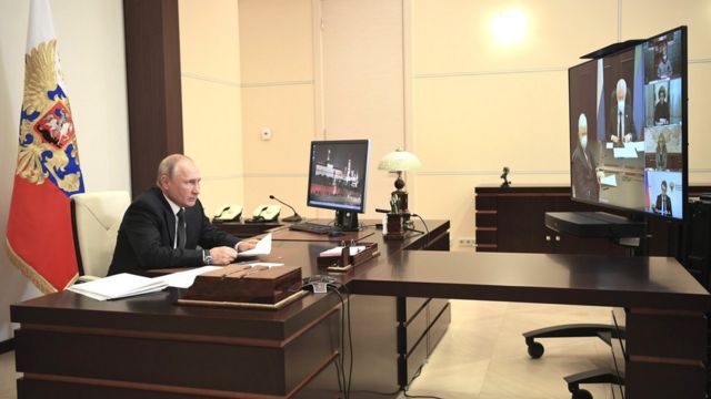 Путин в Ново-Огарево во время видеоконференции с руководством и общественностью Дагестана