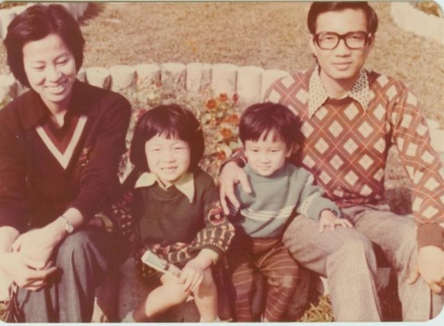 幼年麦克伯尼（右二）与家人(photo:BBC)