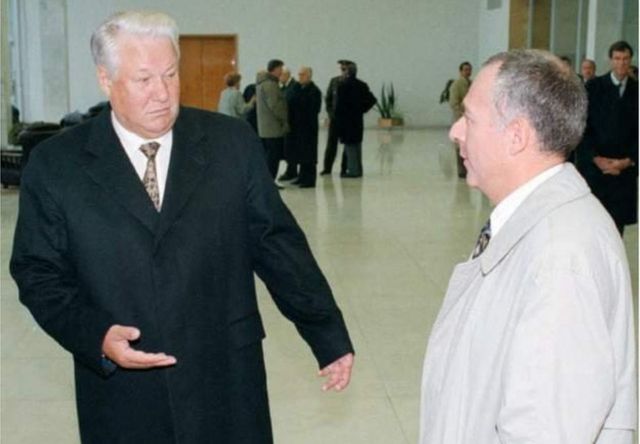 在1990年代，安德烈·科济列夫（右）曾担任鲍里斯·叶利钦总统（左）的外交部长。