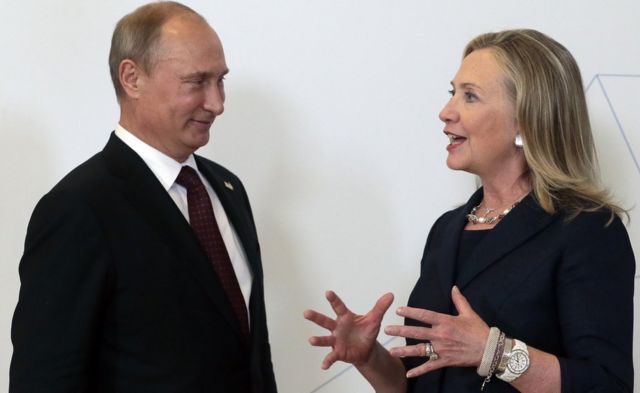 2012年のAPECサミットで立ち話するプーチン露大統領(左)とクリントン国務長官(当時)