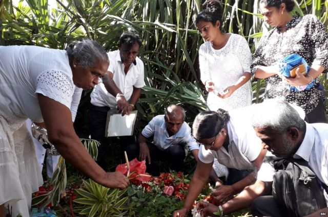 හික්කඩුව පැරෑලියේ සුනාමි ස්මාරකය අභියස