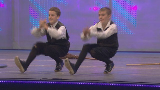Deuawd, Triawd neu Bedwarawd Stepio (96) / Step Dancing Duo, Trio or Quartet (96)
