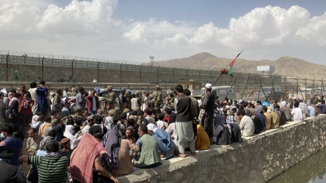 حشود كبيرة تتزاحم من أجل الخروج من أفغانستان