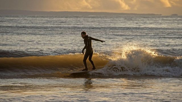 الأمواج في طقس مشمس ولكن بارد في خليج لانجلاند بالقرب من سوانزي.