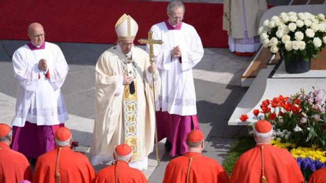 Папа Римский и кардиналы во время Пасхальной мессы