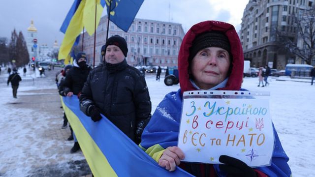 Жінка із плакатом на підтримку НАТО