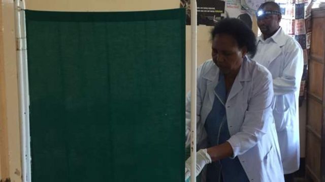 Des médecins tanzaniens utiliser l'application Servical pour dépister le cancer du col de l'utérus