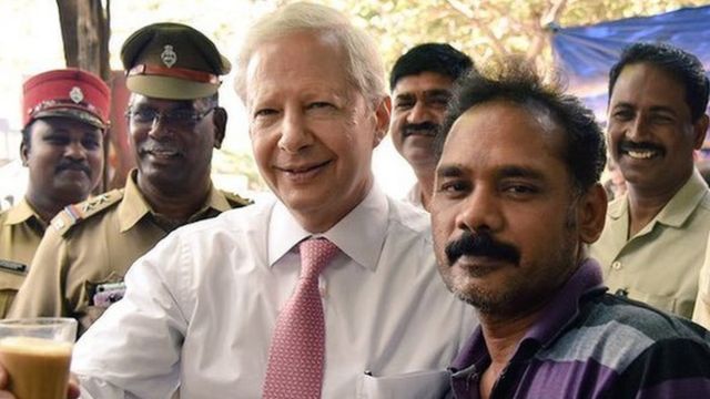 கையில் தேநீர் கோப்பையுடன் இந்தியாவிற்கான அமெரிக்க தூதர் கென்னத் ஜஸ்டர்