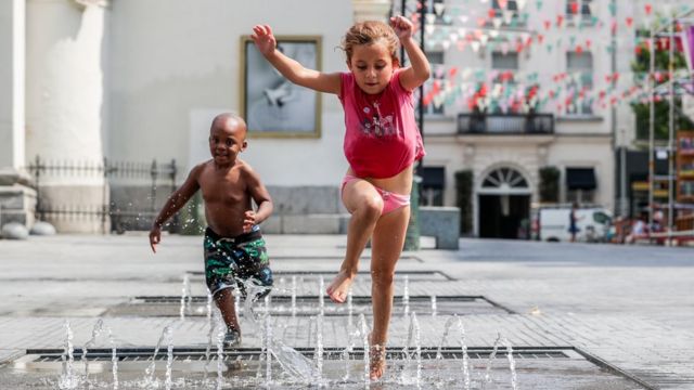 Niños jugando en una fuente