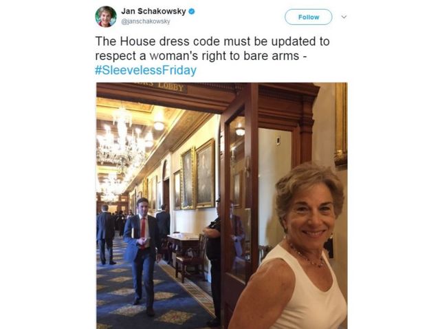 Jan Schakowsky tuiteó una foto de sí misma en una camisa de manga corta, y la leyenda: El código de vestimenta de la Cámara de Representantes debe actualizarse para respetar el derecho de la mujer a los brazos desnudos