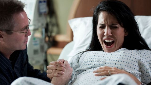 Специалисты говорят, что при родах в реальной жизни женщины кричат намного меньше, чем в фильмах