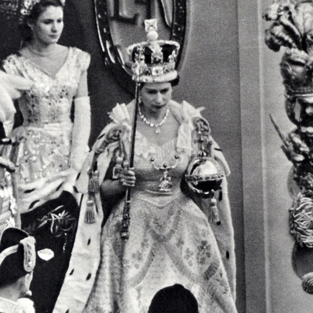 الملكة إليزابيث الثانية في تتويجها تحمل الصولجان في يدها اليمنى تعلوه ماسة نجمة أفريقيا