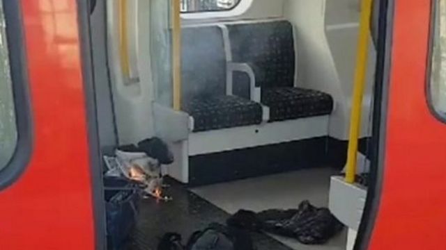 Des images montrent un seau blanc en flamme enveloppé dans un sachet de supermarché.