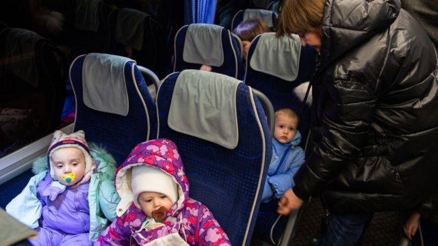 Un hogar de niños fue evacuado de Lugansk al otro lado de la frontera con Rusia el viernes.