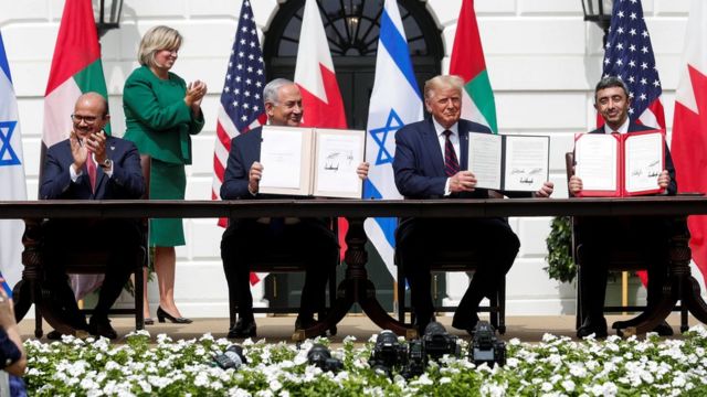 以色列和阿联酋的高级代表团9月15日在白宫签署一项由美国牵头达成的历史性和平协议，阿联酋与以色列正式建交。