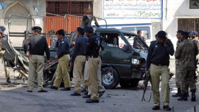 La police pakistanaise sur le scène d'une explosion de bombe au Lahore en 2010