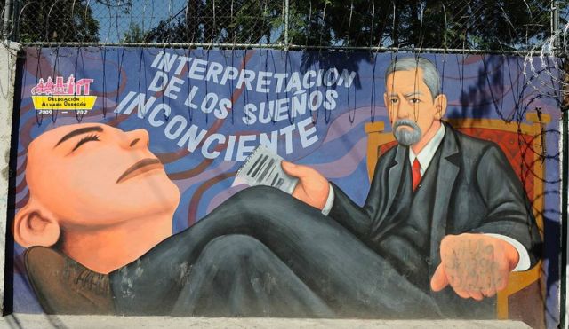 Mural con Freud atendiendo a una paciente en pared de México.
