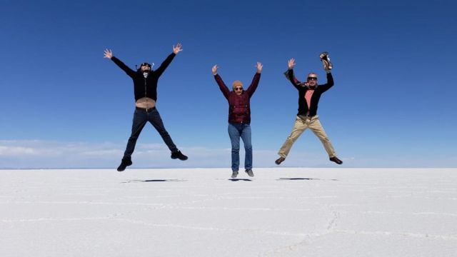 Tres personas saltando en el Salar de Uyuni, Bolivia