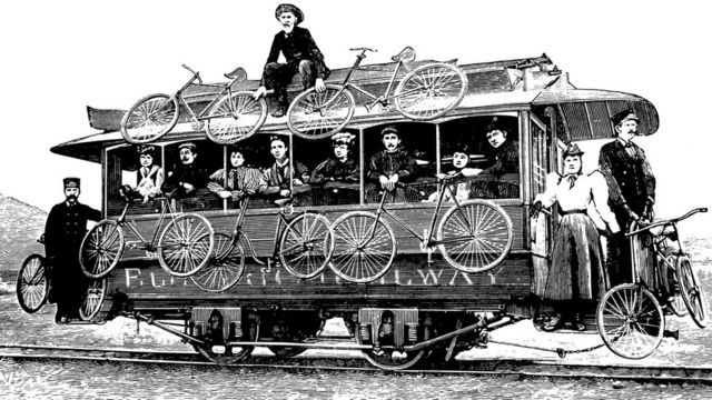 Старый железнодорожный вагон с велосипедистами