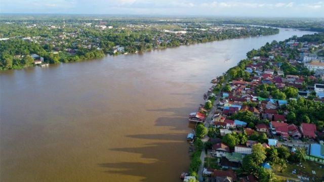 Sungai Kapuas merupakan sungai terpanjang di Indonesia, yaitu sepanjang 1.143 kilometer.