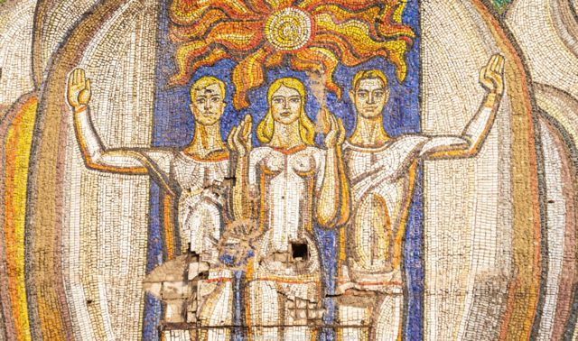 Fotografia mostra um mosaico em estilo bizantino com três homens jovens