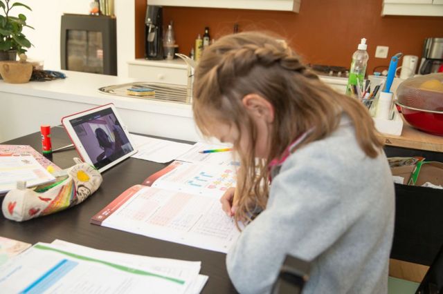 A girl greets her school class through Teams.