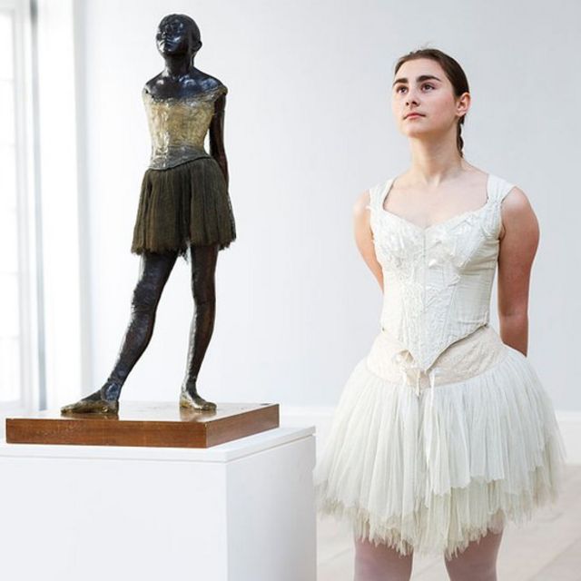 Una bailarina junto a una escultura de Degas.
