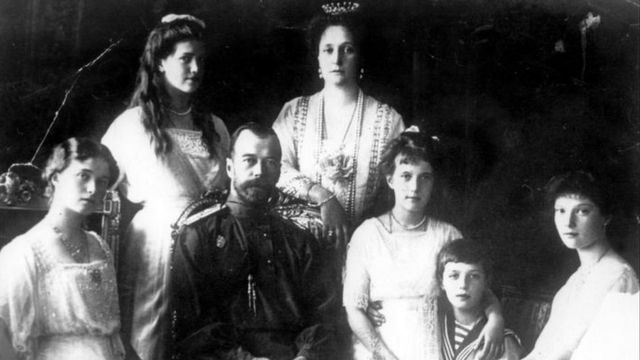 De izquierda a derecha: las grandes duquesas Olga y María, el zar Nicolás II, la zarina Alexandra, la gran duquesa Anastasia, el zarévich Aléksei y la gran duquesa Tatiana.