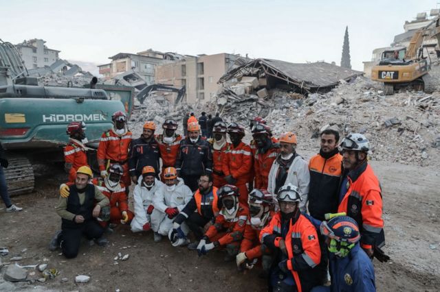 Esta imagen del 19 de febrero muestra a rescatistas de Senegal, México y Turquía en Hatay.