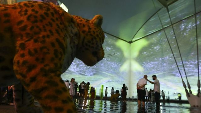 Estátua de onça decorando o pavilhão do Brasil na Expo2020, em Dubai, nos Emirados Árabes Unidos