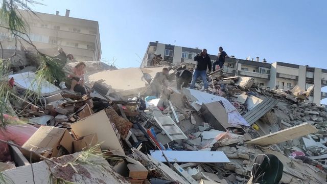 भूकंप के भीषण झटके से हिला तुर्की, इज़मिर शहर में कई इमारतें ज़मींदोज़ -  BBC News हिंदी