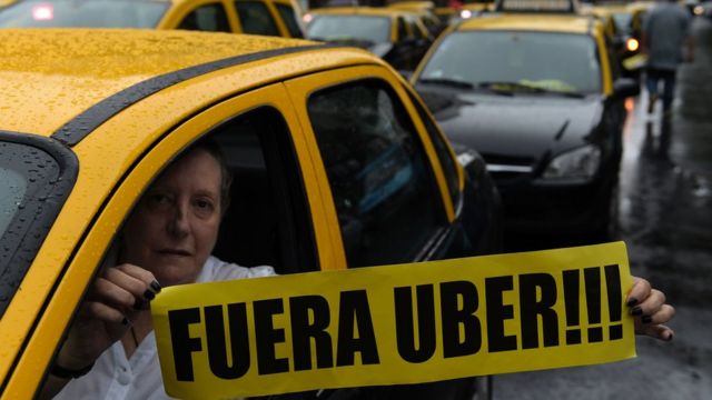 Una taxista protesta por la actividad de Uber en Buenos Aires