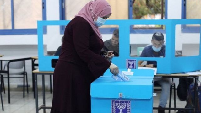 امرأة محجبة تدلي بصوتها في الانتخابات الإسرائيلية