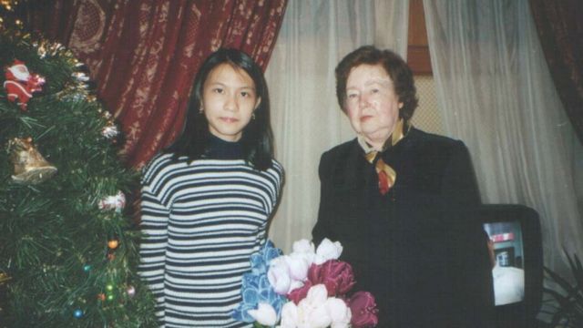 Bà M.M. Poduzova cô giáo dạy đàn piano và con gái tác giả