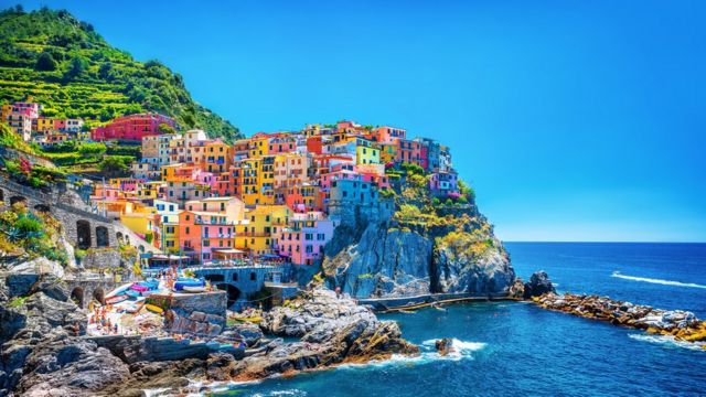 บ้านที่มีสีสันหลากหลายในเมืองชินเควเทร์เร ประเทศอิตาลี