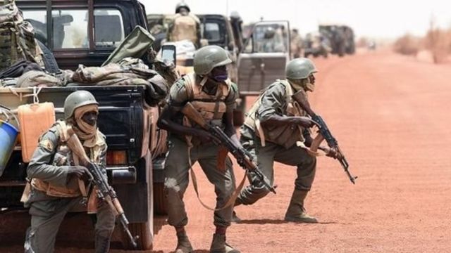 L'armée malienne patrouille en compagnie des groupes armés selon les dispositions de l'accord d'Alger
